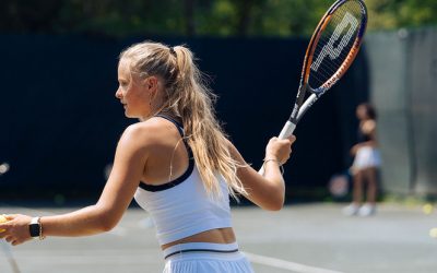 Mujer jugando al tenis