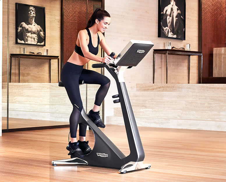 mujer en una bicicleta estática en un estudio